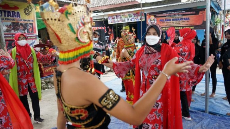 Dukung Kesenian Tradisional, Ketua DKLS Winarni Kunjungi Sanggar Pelangi Nusantara di Palas